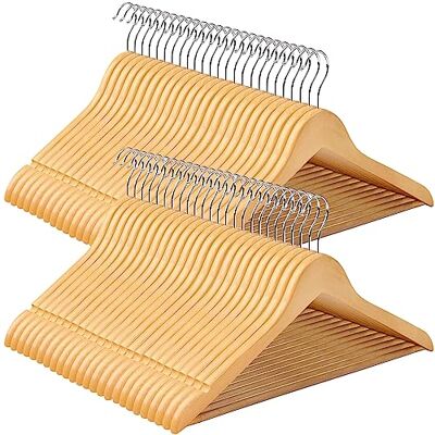 SONGMICS 80 stuks massief houten kleerhangers, schouderinkepingen, antislip broekstang, 360° draaibare haak, voor kostuums, overhemden, natuurkleur/zilver CRW001-80 SONGMICS 80 stuks massief houten kleerhangers, schouderinkepingen, antislip broekstang, 360° draaibare haak, voor kostuums, overhemden, natuurkleur/zilver CRW001-80