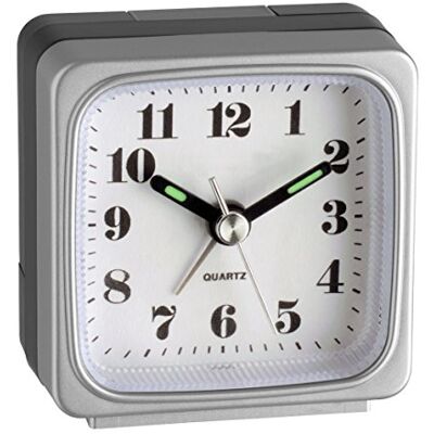 TFA Dostmann 98.1079 Analoge reiswekker met kwartsuurwerk, lichtgevende wijzers, wekalarm, werkt op batterijen, gemakkelijk te lezen, bedklok, mini-wekker, klein TFA Dostmann 98.1079 Analoge reiswekker met kwartsuurwerk, lichtgevende wijzers, wekalarm, werkt op batterijen, gemakkelijk te lezen, bedklok, mini-wekker, klein