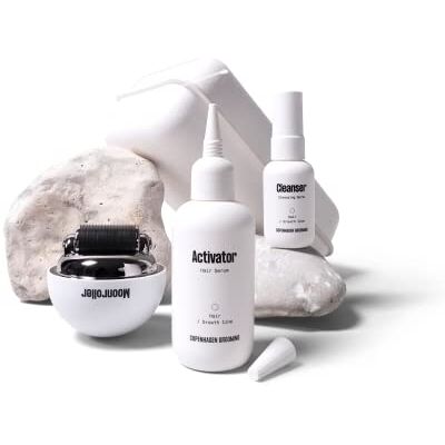 Copenhagen Grooming Men Hair Growth Kit w/The Activator Hair Growth Serum & The Moonroller Hair Follicle Stimulator Zachte en effectieve haarbehandeling voor mannen (50 dagen) Copenhagen Grooming Men Hair Growth Kit w/The Activator Hair Growth Serum & The Moonroller Hair Follicle Stimulator Zachte en effectieve haarbehandeling voor mannen (50 dagen)