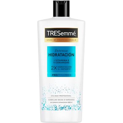 TRESemmé Intensieve hydraterende conditioner voor droog of beschadigd haar met vitamine E, voedt en versterkt 685 ml TRESemmé Intensieve hydraterende conditioner voor droog of beschadigd haar met vitamine E, voedt en versterkt 685 ml