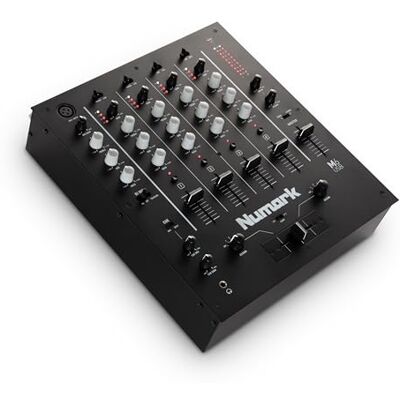 Numark M6 USB 4-kanaals DJ-mixer met ingebouwde audio-interface, 3-bands EQ, microfooningang en vervangbare crossfader met hellingsregeling Numark M6 USB 4-kanaals DJ-mixer met ingebouwde audio-interface, 3-bands EQ, microfooningang en vervangbare crossfader met hellingsregeling