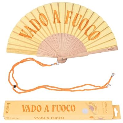 Fisura Originele houten waaier met "vado a fuoco" boodschap. Modern en kleurrijk accessoire, gele zakventilator met haak inbegrepen. Ideaal om de warmte in stijl aan te kunnen. 42,5 x 23 cm Fisura Originele houten waaier met "vado a fuoco" boodschap. Modern en kleurrijk accessoire, gele zakventilator met haak inbegrepen. Ideaal om de warmte in stijl aan te kunnen. 42,5 x 23 cm