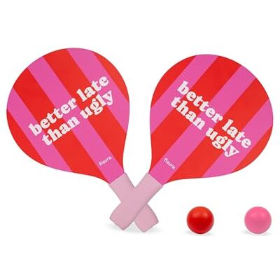 Fisura Lot de raquettes de plage originales « Better Late Than Ugli ». Raquettes en bois roses et rouges avec sac en filet. 2 balles incluses. Fisura Lot de raquettes de plage originales « Better Late Than Ugli ». Raquettes en bois roses et rouges avec sac en filet. 2 balles incluses.