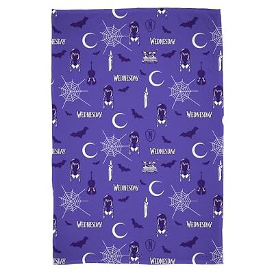 Character World Woensdag Fleecedeken, officieel gelicentieerd, superzachte en warme sprei, perfect voor tienerkamers, camping en logeerpartijen, afmetingen 100 x 150 cm, paars Character World Woensdag Fleecedeken, officieel gelicentieerd, superzachte en warme sprei, perfect voor tienerkamers, camping en logeerpartijen, afmetingen 100 x 150 cm, paars