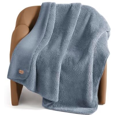 UGG Whitecap Pluche deken voor bank of bed Comfortabele en comfortabele woondecoratie Luxe zachte deken voor woonkamer of slaapkamer 127 x 177,8 cm UGG Whitecap Pluche deken voor bank of bed Comfortabele en comfortabele woondecoratie Luxe zachte deken voor woonkamer of slaapkamer 127 x 177,8 cm