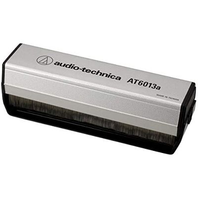 Audio Technica AT6013A Carbon Fiber Dual Action Anti-Static Record Cleaner Brush (zilver/zwart) Audio Technica AT6013A Carbon Fiber Dual Action Anti-Static Record Cleaner Brush (zilver/zwart)