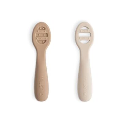 mushie Leerlepel van siliconen, set van 2 lepels voor peuters, voor baby's om alleen te leren eten, vaatwasmachinebestendig, natuurlijk/shifting zand mushie Leerlepel van siliconen, set van 2 lepels voor peuters, voor baby's om alleen te leren eten, vaatwasmachinebestendig, natuurlijk/shifting zand