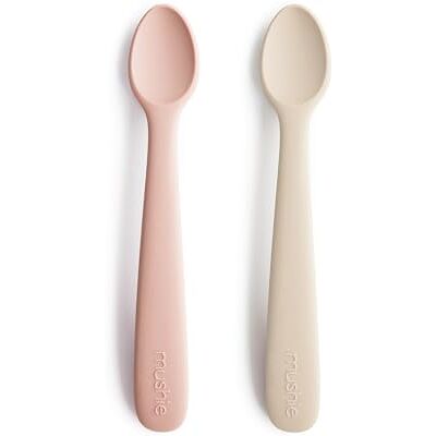 mushie Set van 2 siliconen lepels voor kinderen, BPA-vrij, vaatwasmachinebestendig, accessoires voor peuters (blush/shifting zand) mushie Set van 2 siliconen lepels voor kinderen, BPA-vrij, vaatwasmachinebestendig, accessoires voor peuters (blush/shifting zand)