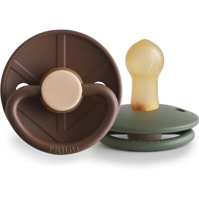 FRIGG Little Viking Latex fopspeen 2 stuks fopspeen natuurlijk rubber gemaakt in Denemarken BPA-vrij symmetrische fopspeen met kersen (Cocoa/Olive, maat 1 (0-6 maanden) FRIGG Little Viking Latex fopspeen 2 stuks fopspeen natuurlijk rubber gemaakt in Denemarken BPA-vrij symmetrische fopspeen met kersen (Cocoa/Olive, maat 1 (0-6 maanden)