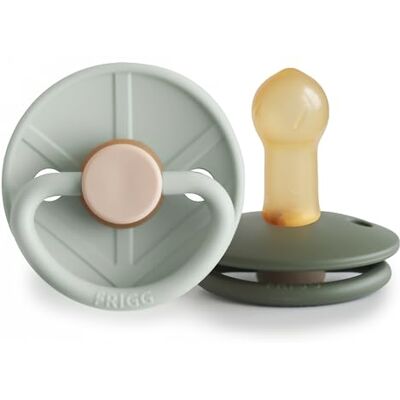 FRIGG Little Viking Latex fopspeen 2 stuks fopspeen natuurlijk rubber gemaakt in Denemarken BPA-vrij symmetrische fopspeen met kersen (Sage/Olive, maat 2 (6-18 maanden) FRIGG Little Viking Latex fopspeen 2 stuks fopspeen natuurlijk rubber gemaakt in Denemarken BPA-vrij symmetrische fopspeen met kersen (Sage/Olive, maat 2 (6-18 maanden)