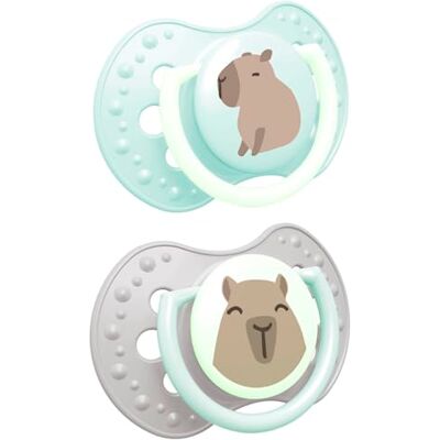 Difrax LOVI Dynamische fopspeen voor baby's Glow-in-the-dark speen 18+ maanden Gemakkelijk te accepteren, BPA-vrij, hoogwaardige en duurzame siliconen Patroon Capybara Boys Difrax LOVI Dynamische fopspeen voor baby's Glow-in-the-dark speen 18+ maanden Gemakkelijk te accepteren, BPA-vrij, hoogwaardige en duurzame siliconen Patroon Capybara Boys