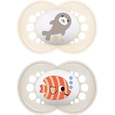 MAM Originele Soothers fopspeen in set van 2 voor baby's vanaf 12 maanden met zelfsteriliserende reisetui, essentieel voor pasgeborenen, wit (patronen kunnen variëren) MAM Originele Soothers fopspeen in set van 2 voor baby's vanaf 12 maanden met zelfsteriliserende reisetui, essentieel voor pasgeborenen, wit (patronen kunnen variëren)