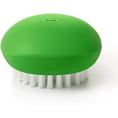 OXO good grips groente borstel Sterke borstelharen voor een grondige reiniging, comfortabele antislip handgreep, compacte opslag OXO good grips groente borstel Sterke borstelharen voor een grondige reiniging, comfortabele antislip handgreep, compacte opslag