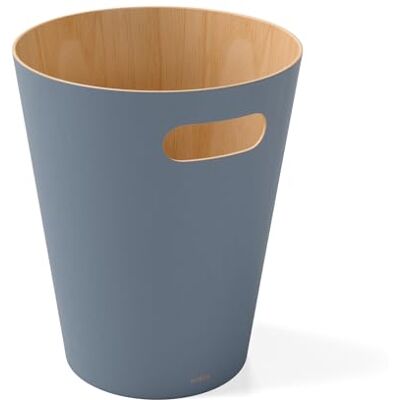 Umbra Woodrow Tweekleurige houten afvalemmer voor kantoor, badkamer, woonkamer en meer, inhoud 7,5 l, natuur/leisteenblauw Umbra Woodrow Tweekleurige houten afvalemmer voor kantoor, badkamer, woonkamer en meer, inhoud 7,5 l, natuur/leisteenblauw
