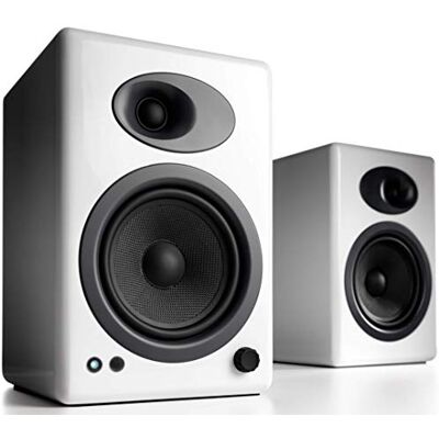 Audioengine A5 + 150W aangedreven boekenplankluidsprekers Ingebouwde analoge versterker Afstandsbediening RCA- en 3,5 mm-ingangen Kabels inbegrepen (Classic, Wit) Audioengine A5 + 150W aangedreven boekenplankluidsprekers Ingebouwde analoge versterker Afstandsbediening RCA- en 3,5 mm-ingangen Kabels inbegrepen (Classic, Wit)