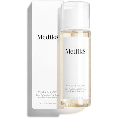Medik8 Press & Glow Toner – innovatieve peelingformule – perfect het huidoppervlak voor een glad canvas – verlicht en egaliseert de teint zichtbaar – biedt een stralende afwerking en een Medik8 Press & Glow Toner – innovatieve peelingformule – perfect het huidoppervlak voor een glad canvas – verlicht en egaliseert de teint zichtbaar – biedt een stralende afwerking en een