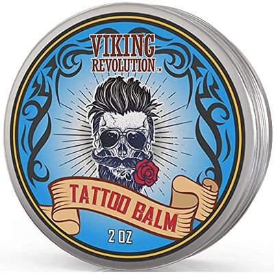 Viking Tattoo balsem verzorging voor voor, tijdens en na de tatoeage Natuurlijke en gezonde genezende tattoocrème Hydrateert en bevordert de genezing van de huid 57 g Viking Tattoo balsem verzorging voor voor, tijdens en na de tatoeage Natuurlijke en gezonde genezende tattoocrème Hydrateert en bevordert de genezing van de huid 57 g