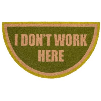 Fisura Deurmat "I don't work" kokosmat met antislip pvc-onderkant. Groen handgeschilderd binnentapijt met originele boodschap. Afmetingen: 70 x 40 cm. Fisura Deurmat "I don't work" kokosmat met antislip pvc-onderkant. Groen handgeschilderd binnentapijt met originele boodschap. Afmetingen: 70 x 40 cm.