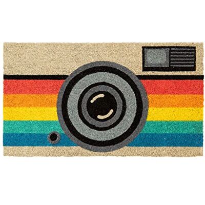 Fisura Originele deurmat "retro camera" van kokos met antislip onderkant van pvc. Buitentapijt handbeschilderd. Afmetingen: 70 cm x 40 cm. Fisura Originele deurmat "retro camera" van kokos met antislip onderkant van pvc. Buitentapijt handbeschilderd. Afmetingen: 70 cm x 40 cm.