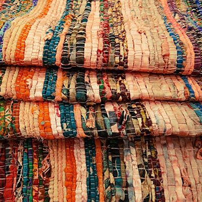 Aakriti Gallery Indiaas Chindi tapijt Handgemaakt met gerecyclede veelkleurige stoffen uiteinden Decoratief tapijt in boho-stijl 150 x 90 cm beige Aakriti Gallery Indiaas Chindi tapijt Handgemaakt met gerecyclede veelkleurige stoffen uiteinden Decoratief tapijt in boho-stijl 150 x 90 cm beige