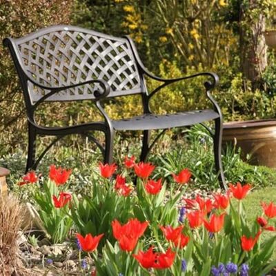 Lazy Susan Jasmine Metalen tuinbank 2-zits weerbestendig gegoten aluminium roestvrij antiek brons afwerking terracotta kussen Lazy Susan Jasmine Metalen tuinbank 2-zits weerbestendig gegoten aluminium roestvrij antiek brons afwerking terracotta kussen