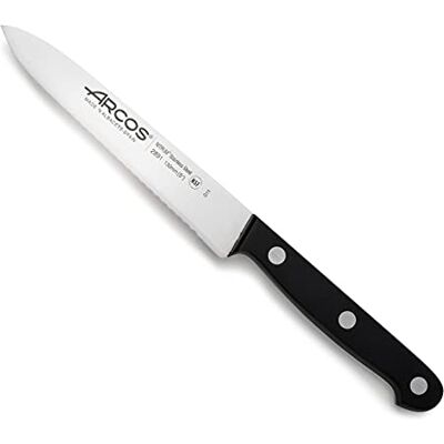 Arcos Roestvrijstalen schilmes, gekarteld tomatenmes voor snijden en hakken. Ergonomische handgreep van polyoxymethyleen en lemmet van 130 mm. Universele serie. Kleur zwart. Arcos Roestvrijstalen schilmes, gekarteld tomatenmes voor snijden en hakken. Ergonomische handgreep van polyoxymethyleen en lemmet van 130 mm. Universele serie. Kleur zwart.