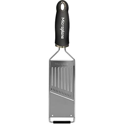 Microplane Julienne-groenteschaaf voor aardappelen, appels, wortelen, courgette en rode kool in zwart en roestvrij staal Microplane Julienne-groenteschaaf voor aardappelen, appels, wortelen, courgette en rode kool in zwart en roestvrij staal