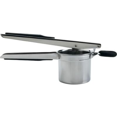 OXO Good Grips aardappelstamper Zachte handgrepen die de druk absorberen, antislip knop, ideaal voor gladde en pluizige aardappelpuree OXO Good Grips aardappelstamper Zachte handgrepen die de druk absorberen, antislip knop, ideaal voor gladde en pluizige aardappelpuree