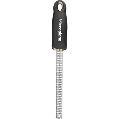 Microplane Kruidenrasp voor nootmuskaat, kaneel, chocolade, noten en koffiebonen uit de Premium Classic collectie in zwart en roestvrij staal Microplane Kruidenrasp voor nootmuskaat, kaneel, chocolade, noten en koffiebonen uit de Premium Classic collectie in zwart en roestvrij staal