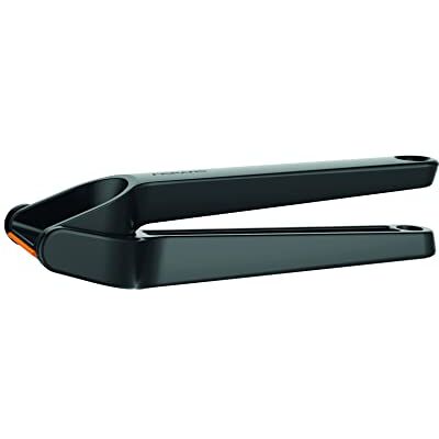 Fiskars knoflookpers met opvouwbaar rooster en geïntegreerde schraper, lengte: 16 cm, kunststof/metaal, functionele vorm, zwart, 1028361 Fiskars knoflookpers met opvouwbaar rooster en geïntegreerde schraper, lengte: 16 cm, kunststof/metaal, functionele vorm, zwart, 1028361