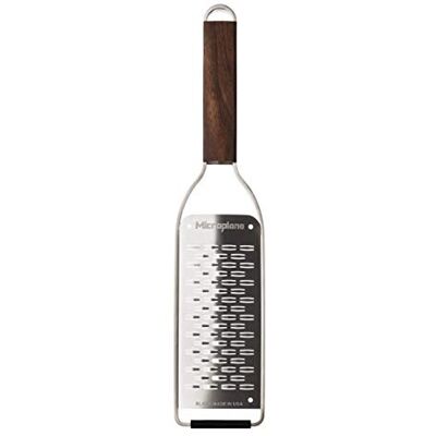 Microplane Dubbele keukenrasp voor harde kaas, appel, wortel, courgette en chocolade uit de Master-collectie van walnoothout en roestvrij staal Microplane Dubbele keukenrasp voor harde kaas, appel, wortel, courgette en chocolade uit de Master-collectie van walnoothout en roestvrij staal