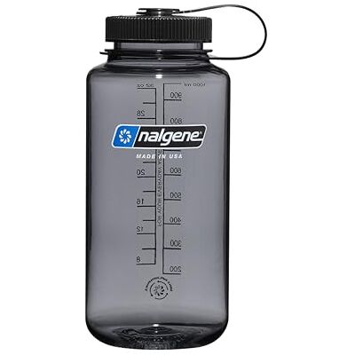 Nalgene Sustain Tritan BPA-vrije waterfles van 50% kunststof afval, 946 ml, brede opening, grijs met zwart deksel Nalgene Sustain Tritan BPA-vrije waterfles van 50% kunststof afval, 946 ml, brede opening, grijs met zwart deksel