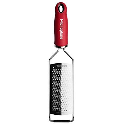 Microplane Keukenrasp grote korrels voor kaas, wortel, gember, kokosnoot, noten en mierikswortel in rood en roestvrij staal Microplane Keukenrasp grote korrels voor kaas, wortel, gember, kokosnoot, noten en mierikswortel in rood en roestvrij staal