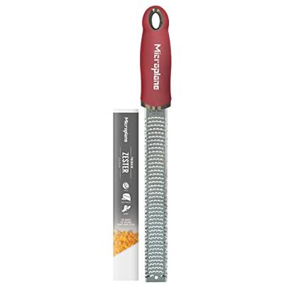 Microplane Zester rasp in Pomegranate Red voor citrusvruchten, harde kaas, gember, chocolade, nootmuskaat en truffel met fijn roestvrijstalen blad Made in USA Microplane Zester rasp in Pomegranate Red voor citrusvruchten, harde kaas, gember, chocolade, nootmuskaat en truffel met fijn roestvrijstalen blad Made in USA