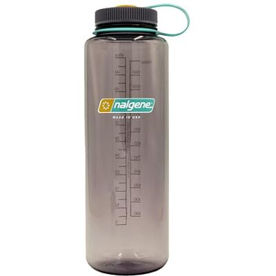 Nalgene Sustain Tritan waterfles, BPA-vrij, gemaakt van materialen van 50% plastic afval, 1,4 l, brede opening, aubergine Nalgene Sustain Tritan waterfles, BPA-vrij, gemaakt van materialen van 50% plastic afval, 1,4 l, brede opening, aubergine