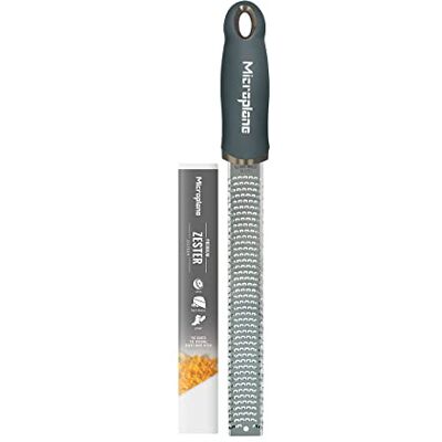 Microplane Zester rasp in After Dark Grey voor citrusvruchten, harde kaas, gember, chocolade, nootmuskaat en truffel met fijn roestvrijstalen blad Made in USA Microplane Zester rasp in After Dark Grey voor citrusvruchten, harde kaas, gember, chocolade, nootmuskaat en truffel met fijn roestvrijstalen blad Made in USA
