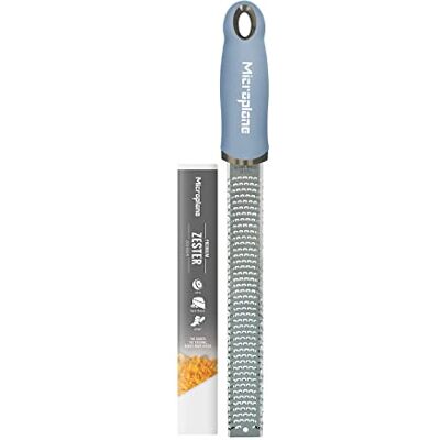 Microplane Zester rasp in Sky Blue voor citrusvruchten, harde kaas, gember, chocolade, nootmuskaat en truffel met fijn roestvrijstalen blad Made in USA Microplane Zester rasp in Sky Blue voor citrusvruchten, harde kaas, gember, chocolade, nootmuskaat en truffel met fijn roestvrijstalen blad Made in USA