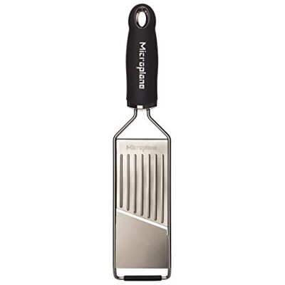 Microplane Groenteschaaf voor aardappelen, wortelen, komkommers, courgettes en rode bieten in zwart en roestvrij staal Microplane Groenteschaaf voor aardappelen, wortelen, komkommers, courgettes en rode bieten in zwart en roestvrij staal
