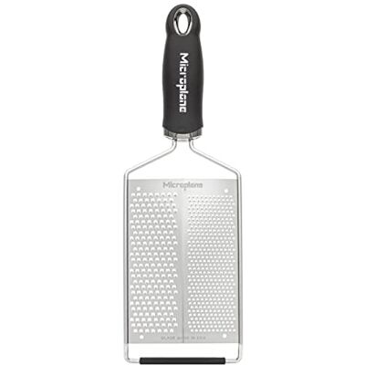 Microplane Keukenrasp met dubbel lemmet, groot en fijn, gemaakt in de VS, voor citrusvruchten, harde kaas en harde specerijen zoals nootmuskaat en kaneelstok Microplane Keukenrasp met dubbel lemmet, groot en fijn, gemaakt in de VS, voor citrusvruchten, harde kaas en harde specerijen zoals nootmuskaat en kaneelstok