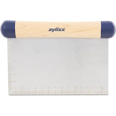 Zyliss Werkbankschraper, gescheiden, schrapen, pizza/koekjesdeeg/gebak/groenten 11 cm, roestvrij staal/hout, afmetingen op lemmet cm/in Zyliss Werkbankschraper, gescheiden, schrapen, pizza/koekjesdeeg/gebak/groenten 11 cm, roestvrij staal/hout, afmetingen op lemmet cm/in