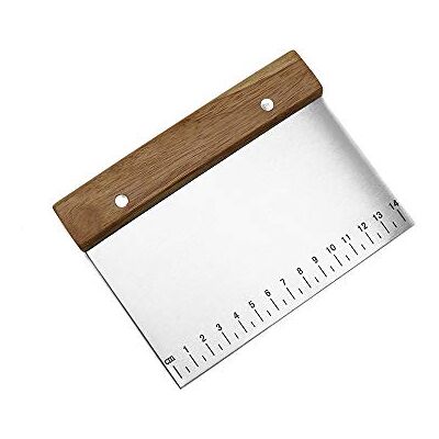 TINMIX Bakschraper van roestvrij staal Deegschraper voor deegbank met antislip houten handvat en maatschalen voor de keuken TINMIX Bakschraper van roestvrij staal Deegschraper voor deegbank met antislip houten handvat en maatschalen voor de keuken