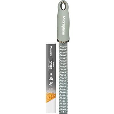 Microplane Zester keukenrasp saliegroen voor citrus, parmezaan, gember, chocolade en nootmuskaat met fijn lemmet van roestvrij staal, gemaakt in de VS Microplane Zester keukenrasp saliegroen voor citrus, parmezaan, gember, chocolade en nootmuskaat met fijn lemmet van roestvrij staal, gemaakt in de VS