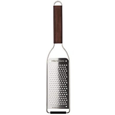 Microplane Keukenrasp met grote korrels voor kaas, wortel, gember, kokosnoot, noten en mierikswortel uit de Master-collectie van walnoothout en roestvrij staal Microplane Keukenrasp met grote korrels voor kaas, wortel, gember, kokosnoot, noten en mierikswortel uit de Master-collectie van walnoothout en roestvrij staal