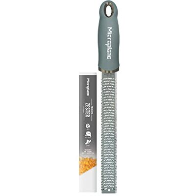 Microplane Zester rasp in Eucalyptus Green voor citrusvruchten, harde kaas, gember, chocolade, nootmuskaat en truffel met fijn roestvrijstalen blad Made in USA Microplane Zester rasp in Eucalyptus Green voor citrusvruchten, harde kaas, gember, chocolade, nootmuskaat en truffel met fijn roestvrijstalen blad Made in USA