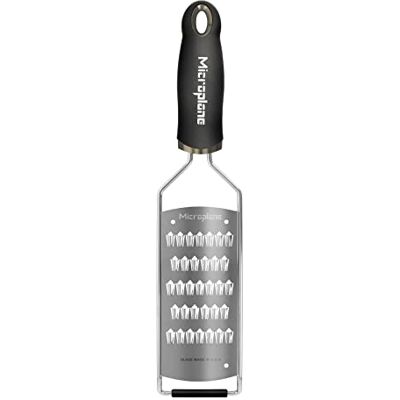 Microplane Rasp Wortelen Geraspt voor wortelen, radijs, courgette, aardappelen, appels en bieten in zwart en roestvrij staal Microplane Rasp Wortelen Geraspt voor wortelen, radijs, courgette, aardappelen, appels en bieten in zwart en roestvrij staal