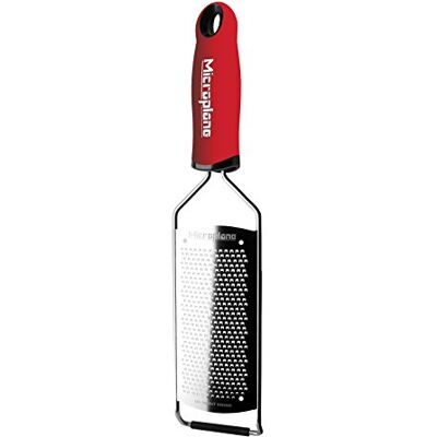 Microplane Fijne keukenrasp voor harde kaas, citrusvruchten, knoflook, chili, kaneel en nootmuskaat in rood en roestvrij staal Microplane Fijne keukenrasp voor harde kaas, citrusvruchten, knoflook, chili, kaneel en nootmuskaat in rood en roestvrij staal