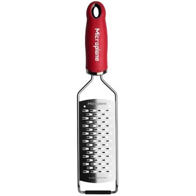 Microplane Dubbele keukenrasp voor harde kaas, appel, wortel, courgette en chocolade in rood en roestvrij staal Microplane Dubbele keukenrasp voor harde kaas, appel, wortel, courgette en chocolade in rood en roestvrij staal