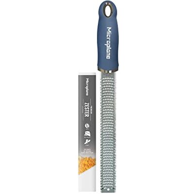 Microplane Zester rasp in denimblauw voor citrusvruchten, Parmezaanse kaas, gember, chocolade en nootmuskaat, met fijn lemmet, gemaakt in de VS Microplane Zester rasp in denimblauw voor citrusvruchten, Parmezaanse kaas, gember, chocolade en nootmuskaat, met fijn lemmet, gemaakt in de VS