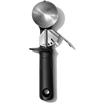 OXO Good Grips IJsboltang Maakt de ijsbal los met een eenvoudige druk, comfortabele antislip handgreep, voor ijs en sorbets, vaatwasser OXO Good Grips IJsboltang Maakt de ijsbal los met een eenvoudige druk, comfortabele antislip handgreep, voor ijs en sorbets, vaatwasser