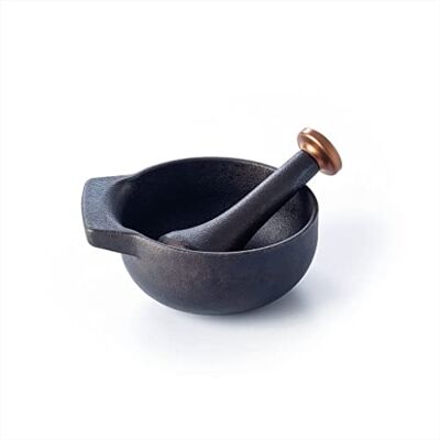 Beka Nori Vijzel en stamper, gietijzeren vijzel met keukenstamper, voor het malen van specerijen en kruiden, gietijzer met ruwe afwerking, zwart, diameter 11 cm Beka Nori Vijzel en stamper, gietijzeren vijzel met keukenstamper, voor het malen van specerijen en kruiden, gietijzer met ruwe afwerking, zwart, diameter 11 cm